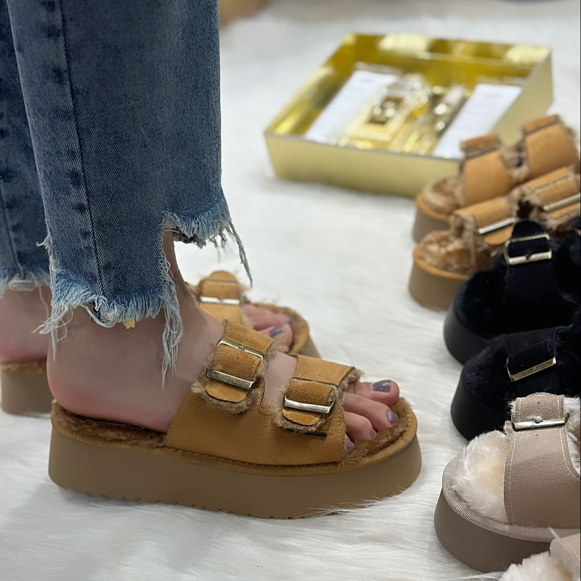 Pantoufles confortables à plateforme peu profonde pour femmes, pantoufles de créateur décontractées et respirantes à la mode pour le printemps et l'automne 2025