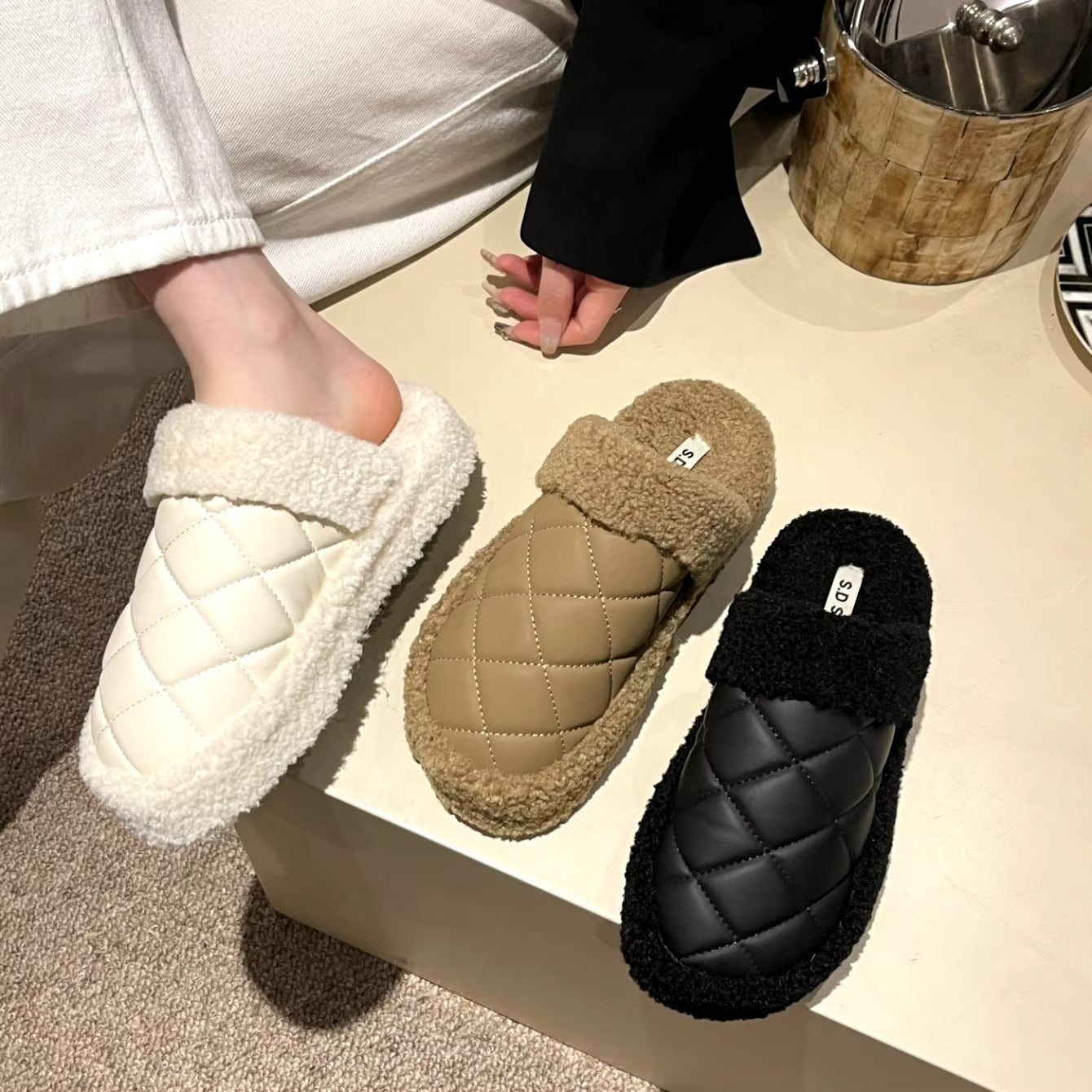 "Des pantoufles d'hiver luxueuses et doublées pour une chaleur et un confort ultimes."