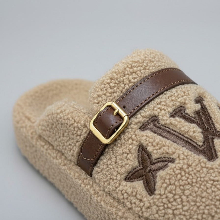 Chaussons en polaire Teddy : doigts de pied au chaud, boucle qui tient bien en place.