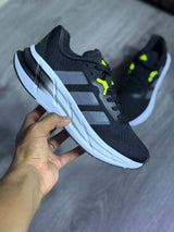 Baskets noires et grises avec détails lime