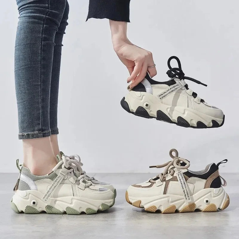 Chaussures d'été à semelle épaisse pour femme. Chaussures décontractées à lacets plates et confortables.