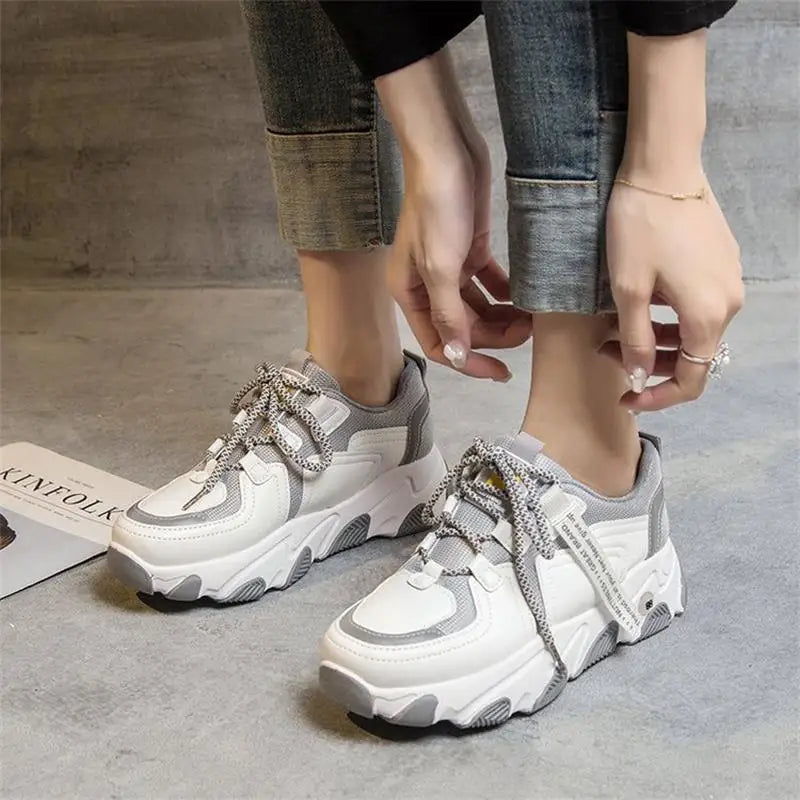 Chaussures d'été à semelle épaisse pour femme. Chaussures décontractées à lacets plates et confortables.