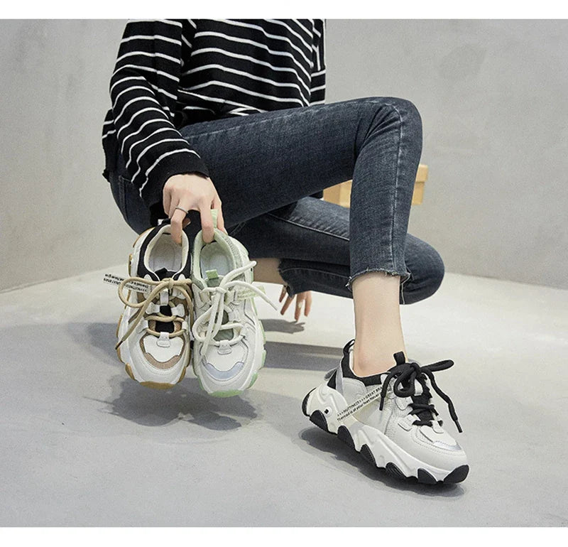 Chaussures d'été à semelle épaisse pour femme. Chaussures décontractées à lacets plates et confortables.