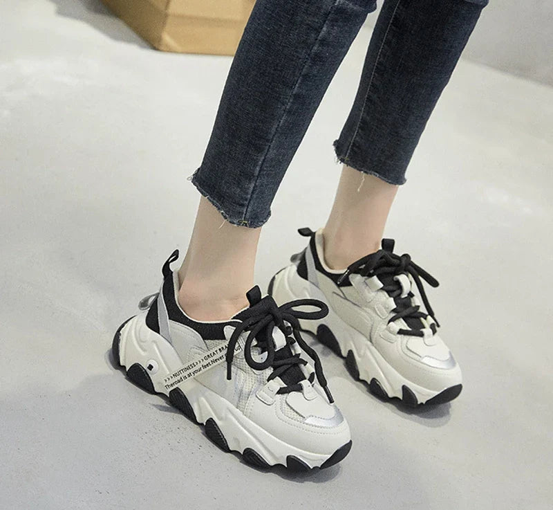 Chaussures d'été à semelle épaisse pour femme. Chaussures décontractées à lacets plates et confortables.